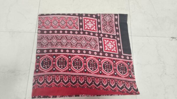 Red and black chadar (لال اور کالی چادر)